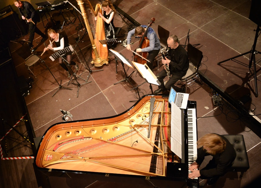 HIGH NOTES: DEFUNENSEMBLE