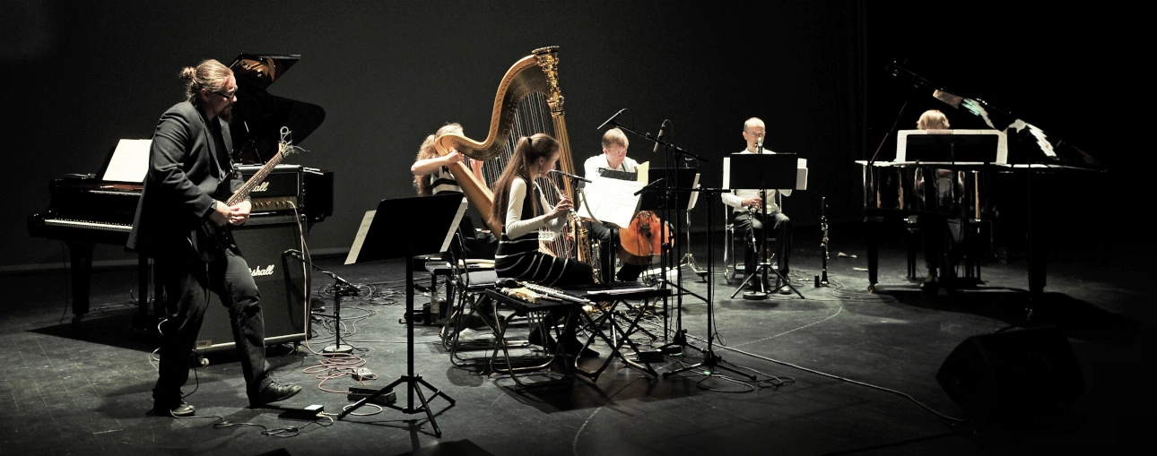 HIGH NOTES: DEFUNENSEMBLE